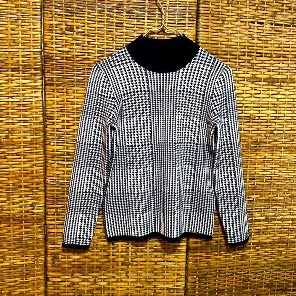 EUC T Tahari  Black white HoundsTooth Mock Turtleneck sweater S